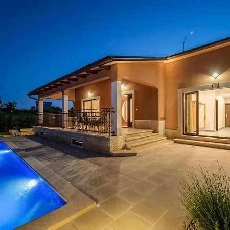 Villa Luna, Tinjan