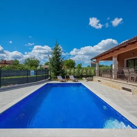 Villa Luna, Tinjan